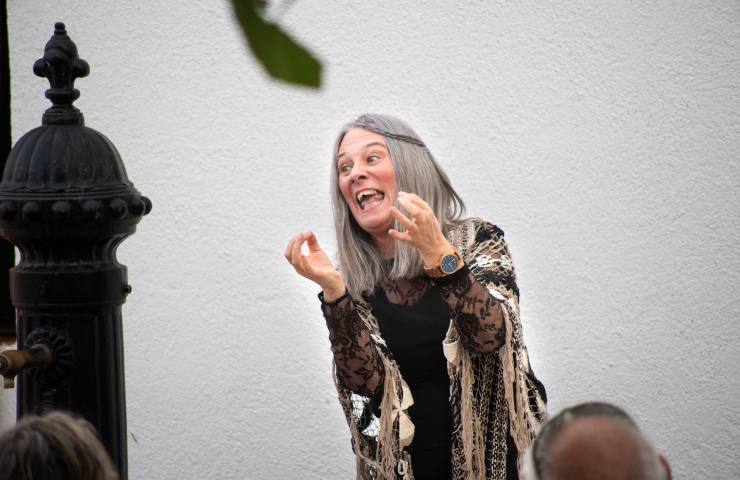 Mujer con expresión animada sobre el escenario