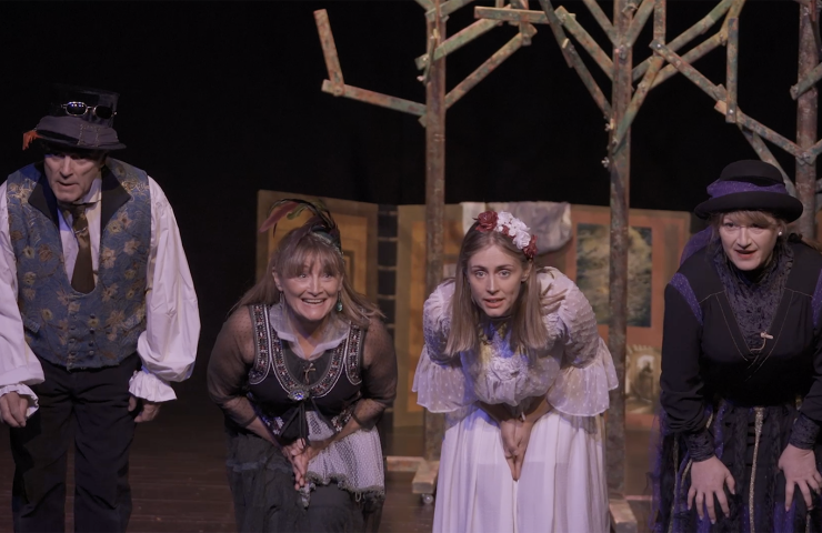 Tres mujeres y un hombre actuando sobre un escenario.